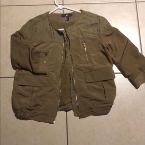 Army green jacket, perfect to dress up your outfit